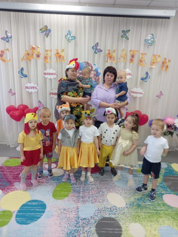 Театрализованное представление в младшей группе посвященное дню Матери «Как цыпленок маму искал». 